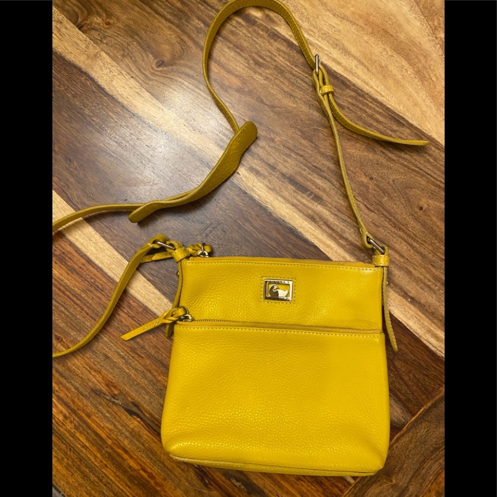 Dooney & Bourke cross body bag in excellent used condition.